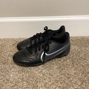 Nike Tempo Boys Youth Black Soccer Cleats size 1Y